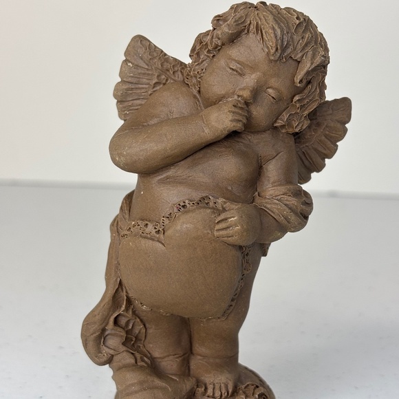 TNT Unfinished Cupid Angel Heart Wings Figurine Valentine Pecan Shell Resin - Picture 1 of 9